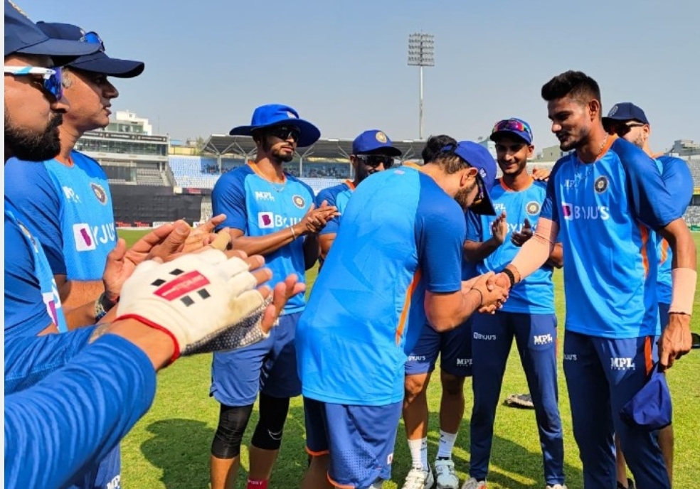  रीवा के कुलदीप सेन ने आज बांग्लादेश के खिलाफ हो रहे एक दिवसीय मैच में अपने अंतर्राष्ट्रीय करियर का पदार्पण 