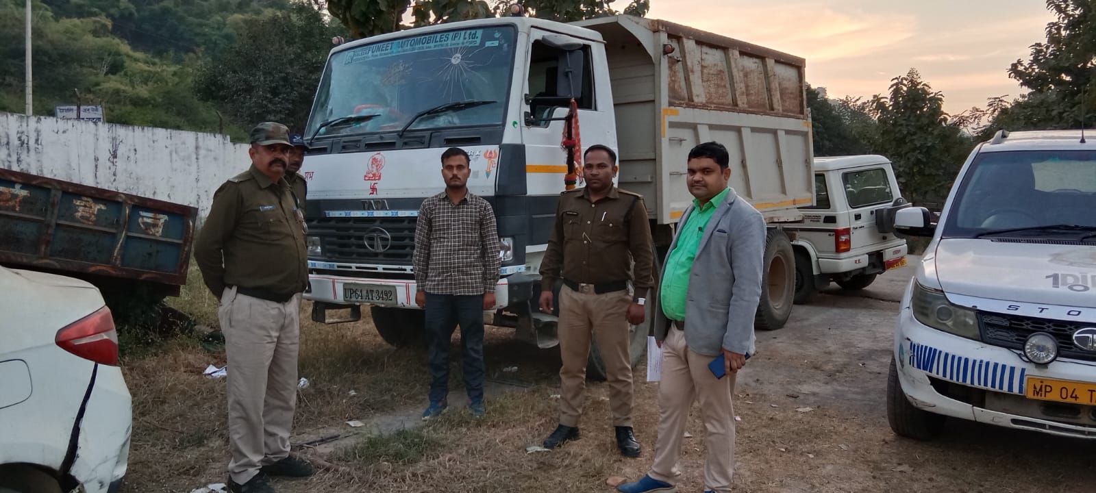 *खनिज विभाग ने अवैध खनिज रेत व स्टोन डस्ट का परिवहन करते एक डम्फर व दो ट्रैक्टर को किया जप्त।* 