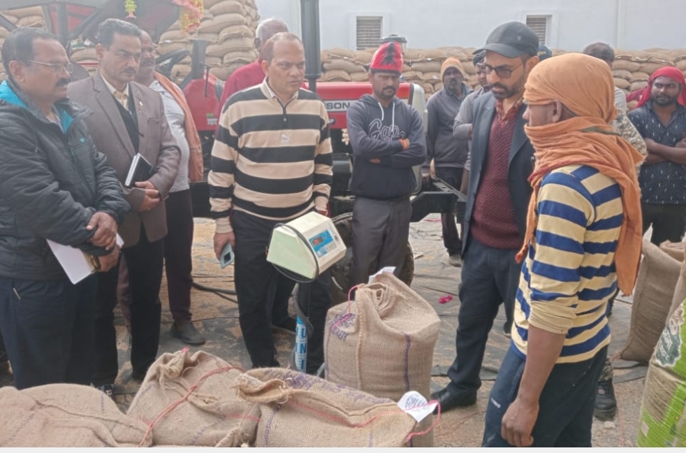 सीधी। कलेक्टर साकेत मालवीय द्वारा खरीफ उपार्जन के दृष्टिगत जय बाबा वेयर हाउस नौगंवा दर्शन सिंह एवं धान खरीदी केंद्र अमरवाह का आकस्मिक निरीक्षण किया 