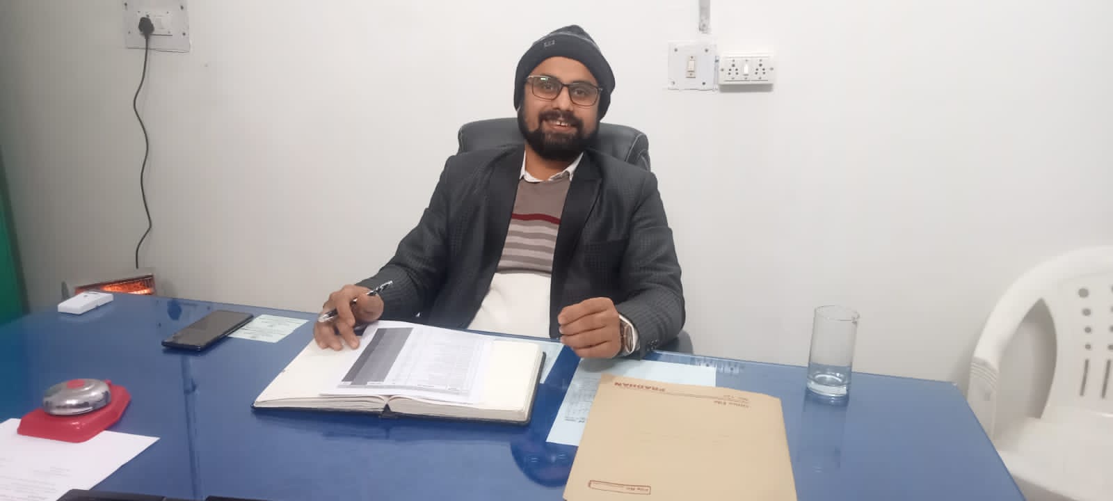 *Rewa-लोकायुक्त एसपी गोपाल धाकड़ की टीम आई,जनपद पंचायत मऊगंज के सीईओ शैलेश पाण्डेय 13000 की रिश्वत लेते ट्रैप