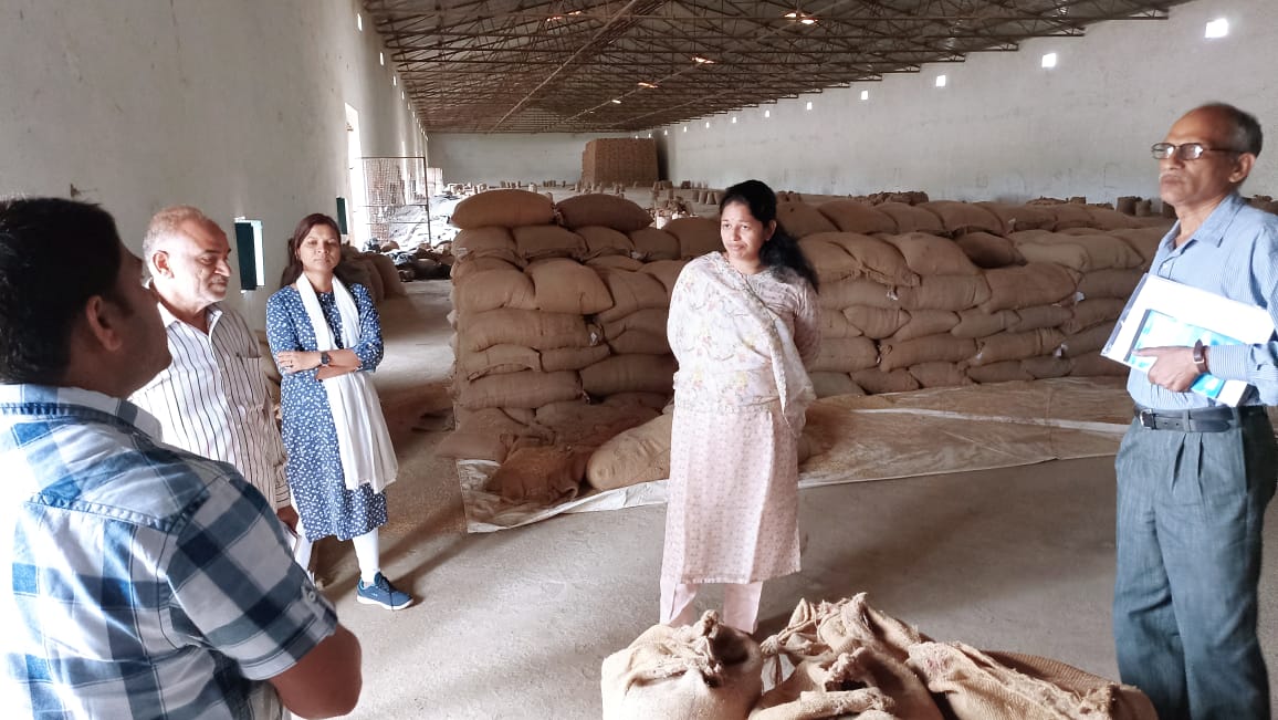 कलेक्टर ने खरीदी केन्द्रों का किया निरीक्षण व्यवस्थित ढंग से किसानों की उपज की खरीदी सुनिश्चित कराने के दिये निर्देश