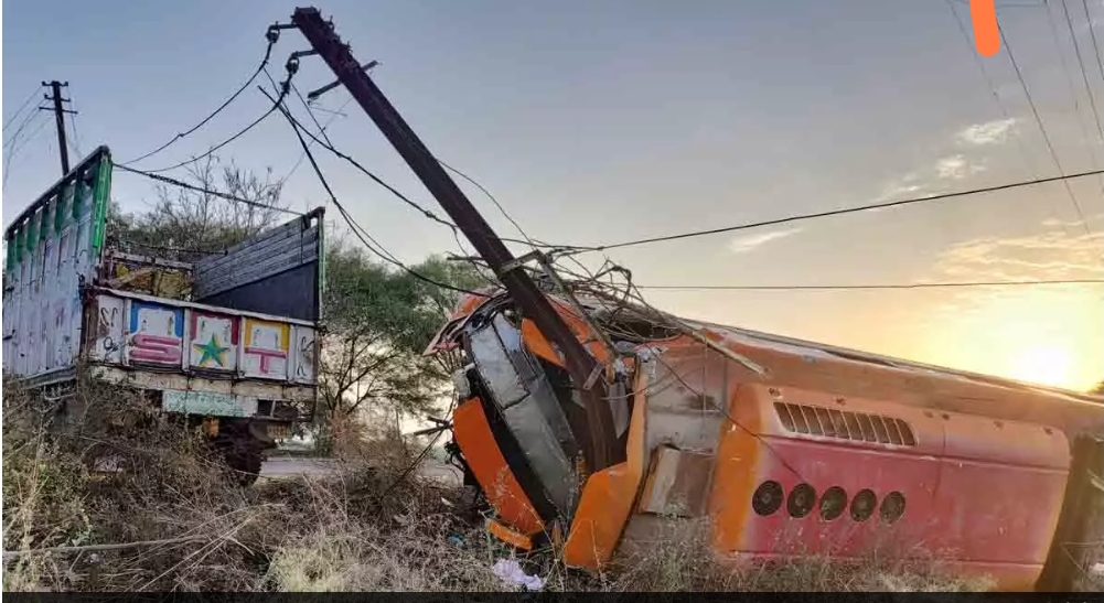 : खबर मध्यप्रदेश के देवास जिले से सामने आ रही है जहां नीलगाय को बचाने के चक्कर में 50 यात्रियों से भरी बस पलट गई।