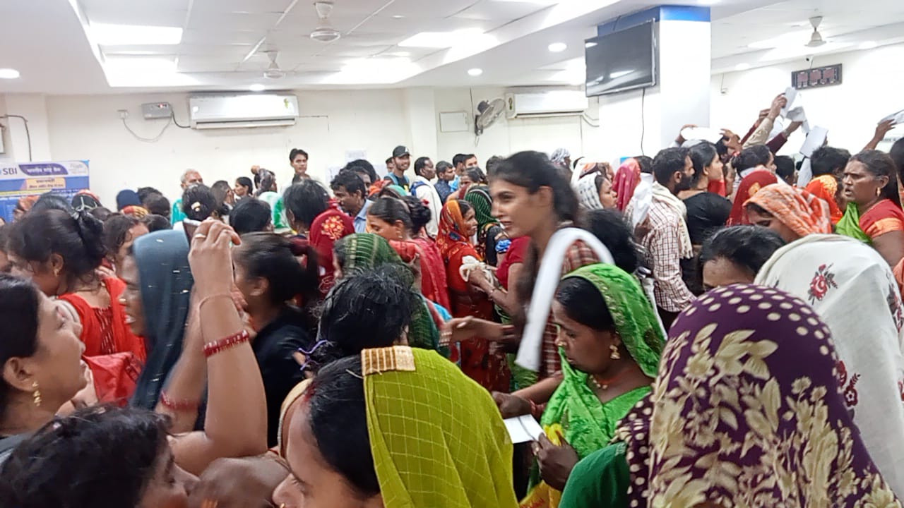 अव्यवस्था का शिकार हो रही लाडली बहना