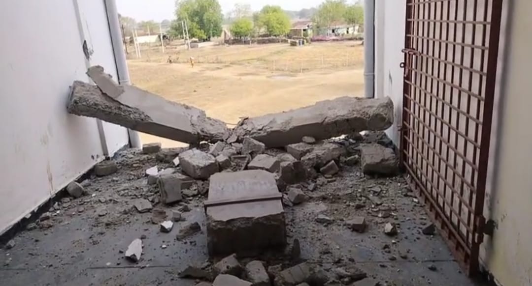 मामूली सी आंधी एवं बारिश से निर्माणाधीन दिव्यगवा कॉलेज का गिरा पिलर एवं दीवाल,बाल बाल बचे मजदूर।