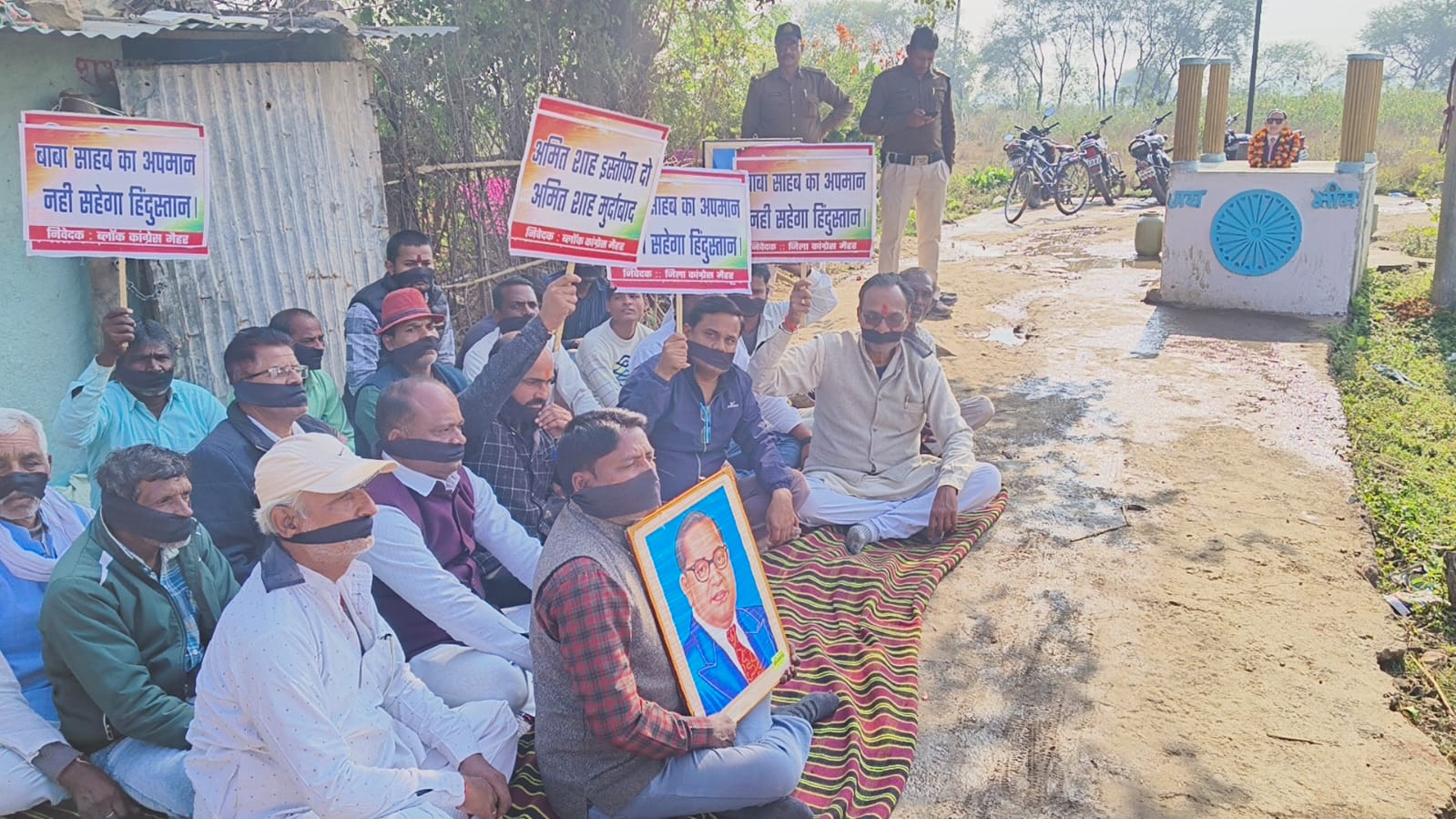 शाह के खिलाफ बाबा साहब की मूर्ति सामने  मुख पर काली पट्टी लगा मौन धारण किया