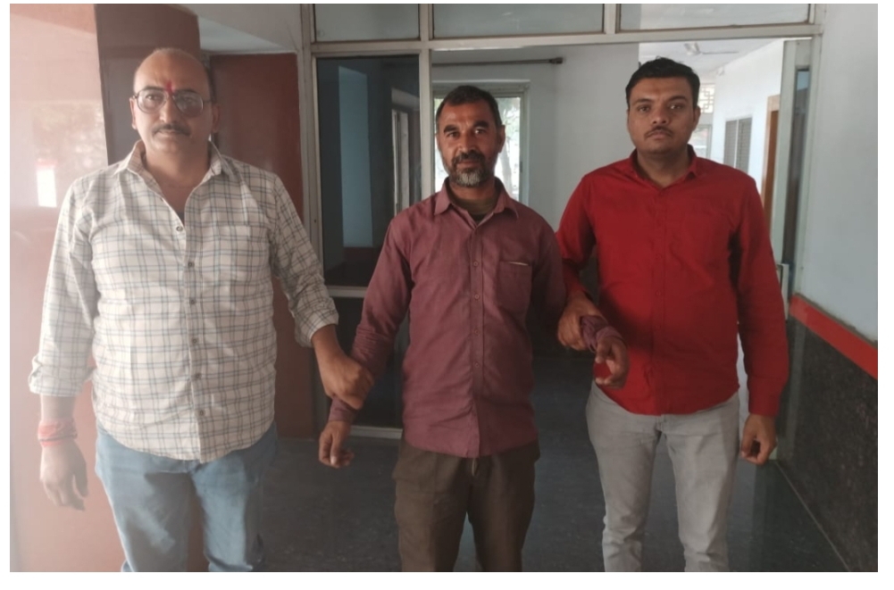 EOW रीवा द्वारा ग्राम पंचायत सोहौला के रोजगार सहायक को 5000 रुपये  का रिश्वत लेते रंगे हांथ किया गिरफ्तार।