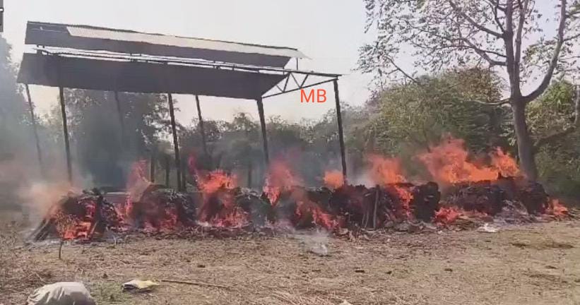 एक साथ जलीं आठ चिताएं,पूरे गांव में नहीं जला चूल्हा,हर आंख दिखी नम