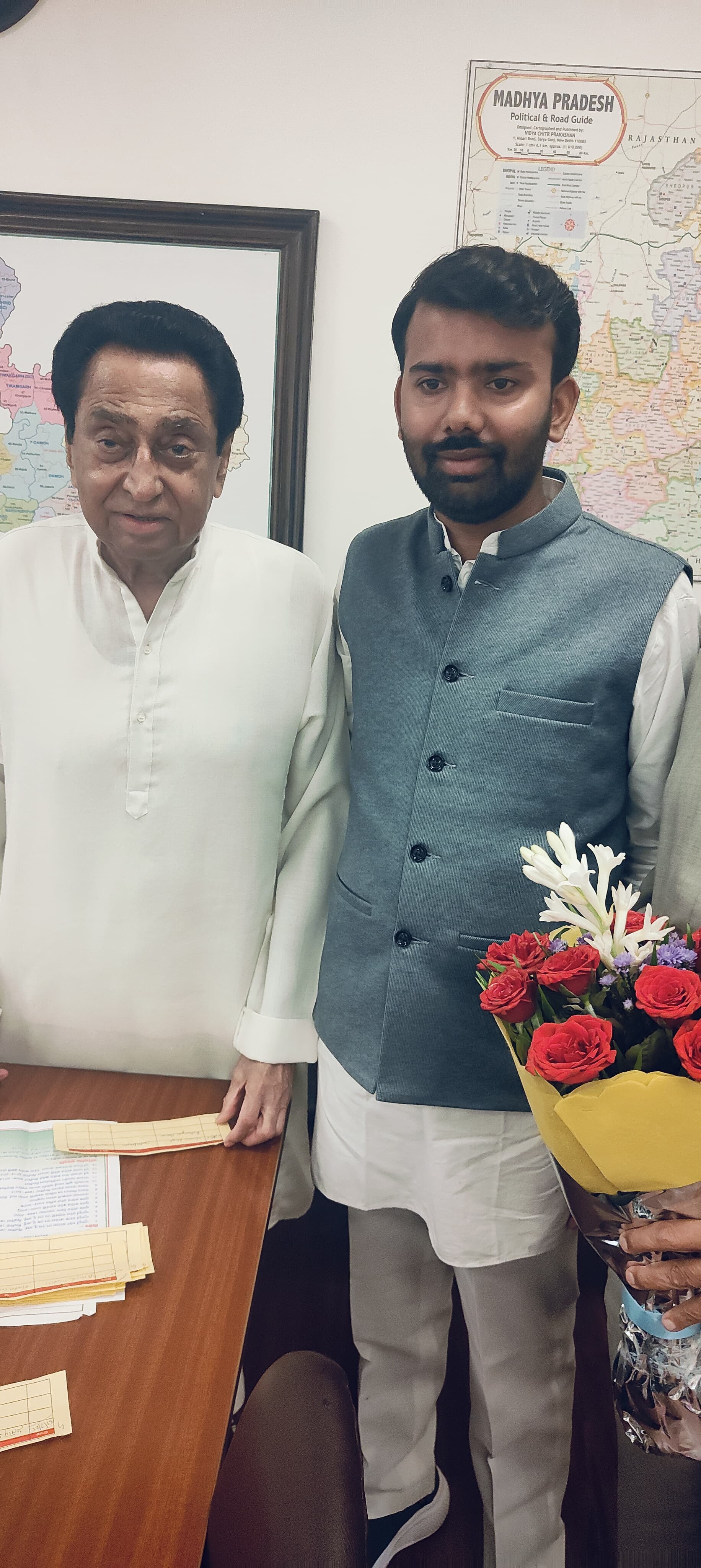 कांग्रेस नेता आशीष तिवारी ने वरिष्ठ नेताओं से मुलाकात कर क्षेत्रीय मुद्दों पर चर्चा की