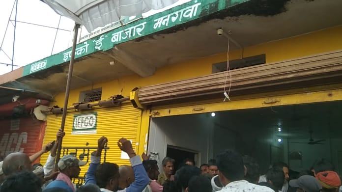 अव्यवस्था देख भड़के विधायक इंजी.नरेंद्र प्रजापति, किसानों से अधिक राशि वसूली का मामला उजागर