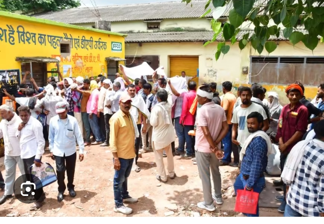 अमरपाटन वर्तमान समय मे यूरिया खाद की कमी के चलते किसान परेशान हो रहे है