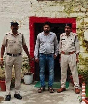 थाना अमहिया पुलिस की बड़ी कार्यवाही , अमहिया पुलिस ने ठगी के 1 करोड़ से अधिक के तीन मामलों में 15000 रुपये के ईनामी फरार आरोपी को गिरफ्तार